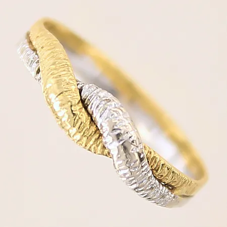 Ring, tvåfärgad, stl: 17½,  bredd: 2,8-4,8mm, 18K  Vikt: 2,1 g