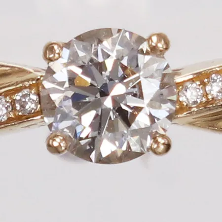 Ring, briljantslipade diamanter 1 x ca 0,65ct Tcr/VS1 + 16 x ca 0,005ct, stl 16½, bredd 2-5,5mm, 18K, bruttovikt: 5,1g Vikt: 4,3 g