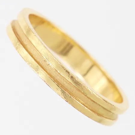 Ring, stl: 21½, bredd 4mm, 18K.  Vikt: 5,9 g