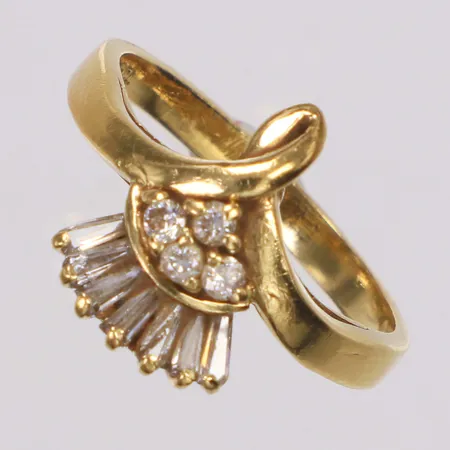 Ring, vita stenar, stl 17¼, skev skena, 18K Vikt: 4,1 g