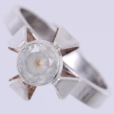 Ring med vit sten, stl ca 16, bredd ca 3-11mm, Alton år 1969, silver 830/1000 Vikt: 2,3 g