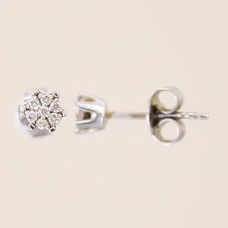 Ett par örhängen med diamanter 14 x ca 0,005ct, Ø4,5mm, en snurrebuss i silver, vitguld, ena skev, 18K Vikt: 1,4 g
