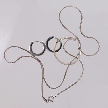 Ett par örhängen med vita stenar, sten saknas, GHA, Ring, defekt, Collier, missfärgat, 925/1000 silver Vikt: 6,8 g