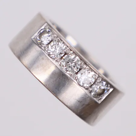 Ring med briljantslipade diamanter ca 0,85ctv, stl 17¼, bred 8,8mm, höjd 2,6mm, Smederna Lantz, år 2007, repor, vitguld 18K Vikt: 21,5 g