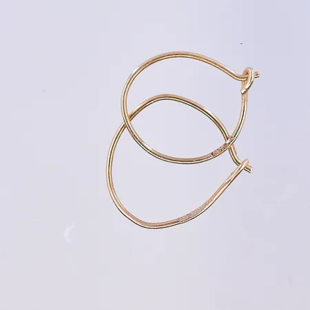 Ett par örhängen, läkringar, Ø8-10 mm, något skeva, 18K. Vikt: 0,1 g