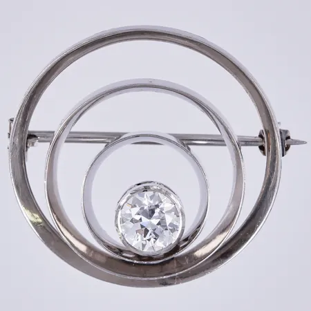 Brosch med diamant ca 1x0,75ct, gammal slipning, Ø 36mm, platina Vikt: 8,7 g