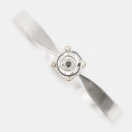 Ring med åttkantsslipad diamant ca 0,01ct, stl: 16¾, 18K vitguld Vikt: 1,9 g