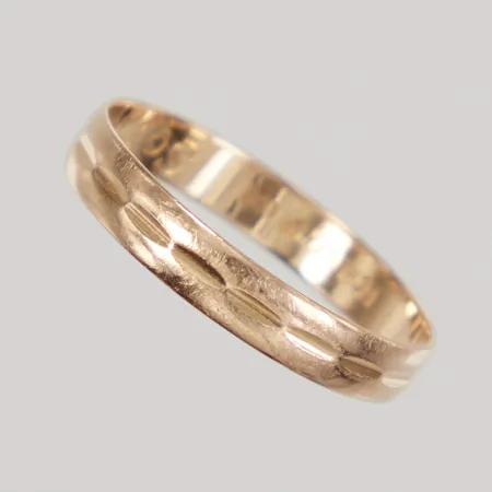 Ring stl 18½, bredd 3,4mm, mönsterdekor, gravyr, 18K Vikt: 1,8 g