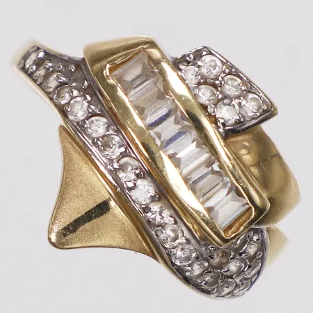 Ring, vita stenar, stl 18¼, bredd 1,8-16mm, skev skena, 14K Vikt: 4,4 g
