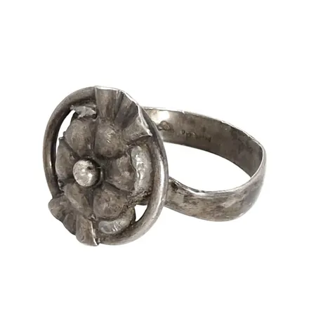 Ring, silver, defekt, lagning i tenn Vikt: 4,4 g