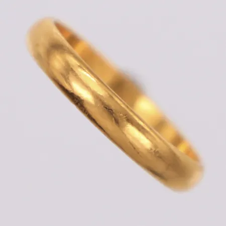 Ring slät, stl 18½, bredd 4mm, gravyr, 23K  Vikt: 4,2 g