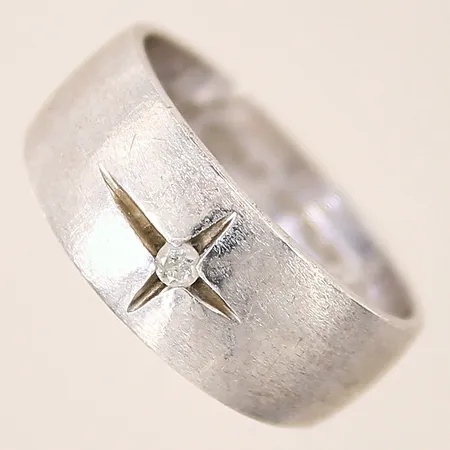 Ring med diamant 1 x ca 0,04ct, stl 18, bredd 5,6-8,6, repig, gravyr, silver 925/1000 Vikt: 5,5 g