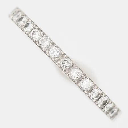 Ring, halvallians med diamanter 17 x ca. 0,02, Hanno, Stockholm 2021, stl: 16¼, bredd: 2mm, 2 diamanter möjligen syntetiska, 18K vitguld. Vikt: 3,2 g
