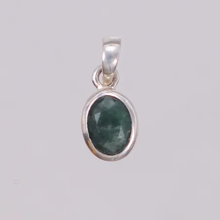 Hänge med grön sten, längd 17mm, 925/1000 silver Vikt: 1,7 g