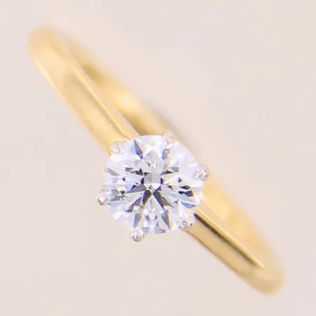 Ring med briljantslipad diamant ca 0,60ct, kvalitet TW(G)/VVS2, stl 16½, bredd 2-6mm, etui, 18K  Vikt: 3,5 g