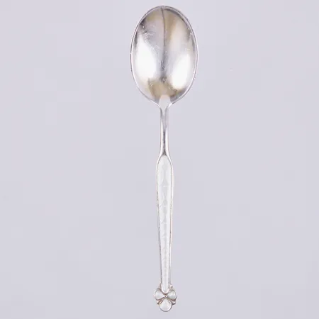 En moccasked med vit emalj, längd ca 8,5cm, bredd ca 2-19mm, Aksel Holmsen, "MADE IN NORWAY STERLING", silver 925/1000 Vikt: 6 g