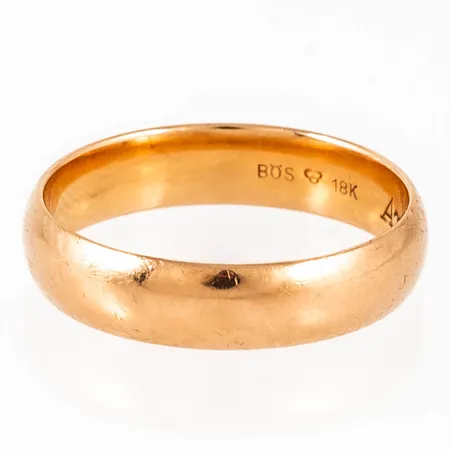 Graverad ring i 18K guld. Storlek 19¼. Vikt: 5,4g.