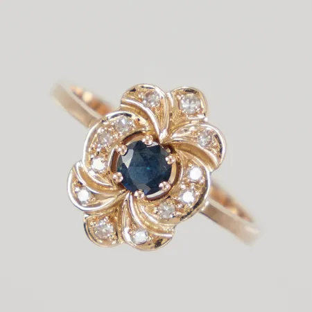 Ring stl 17, bredd 2,3-13mm, diamanter 12x0,005ct, blå sten, 18K Vikt: 3,4 g