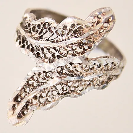 Ring med genombruten dekor, stl 17¼, bredd 2,5-26mm, silver 925/1000 Vikt: 2,4 g