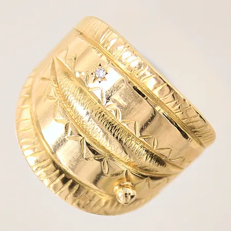 Ring med diamant ca 0,01ct 8/8slipad, stl 18¾, bredd 5-20mm, gravyr, 18K Vikt: 14,2 g
