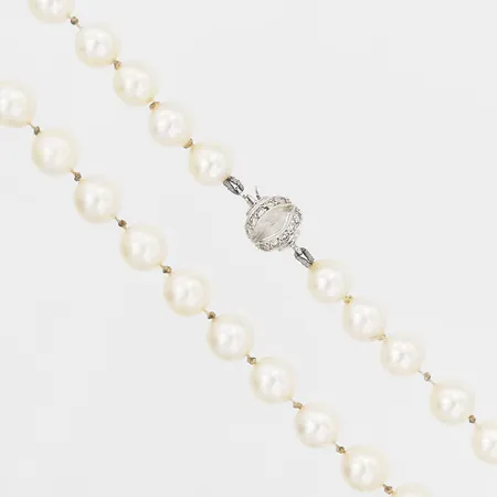 Pärlcollier med odlade saltvattenpärlor, Ø 6,5mm, längd 46cm,  lås i 18K vitguld med åttkantsslipade diamanter, totalt ca 0,25ct, 18K vitguld, bruttovikt: 28,0gr Vikt: 28 g