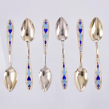 6 kaffeskedar med flerfärgad emalj, längd ca 11,6cm, bredd ca 4-24mm, förgyllt silver 875/1000 Vikt: 89,4 g