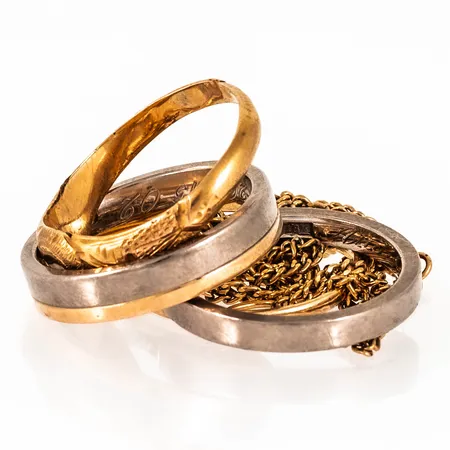 Diverse defekt/graverat guld i 18K. Vikt: 11,8g.