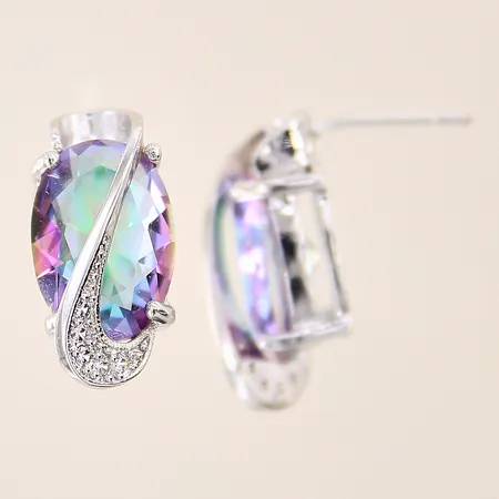 Ett par örhängen med lila/grön samt vita stenar, 20x10mm, skeva stift, en snurrebuss saknas, silver 925/1000 Vikt: 5,6 g