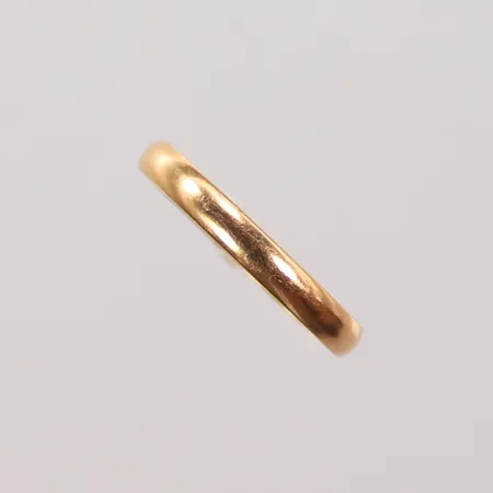Ring stl 15½, bredd 2,5mm, graverad 18K  1,6g Vikt: 1,6 g