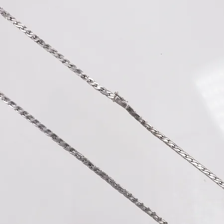 Collier, längd ca 43,5cm, bredd 3,5mm, vitguld, ojämnheter på länk, 18K Vikt: 22,1 g