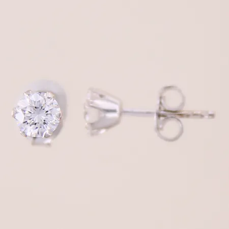 Ett par örhängen med briljantslipade diamanter 2 x ca 0,45ct, kvalitet TW(F-G)/VVS, Ø5,2mm, vitguld, 18K Vikt: 1,3 g
