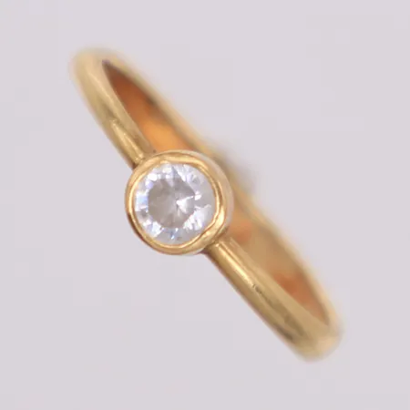 Ring med vit sten, stl 18, bredd 5mm, bucklor, 18K Vikt: 0,9 g