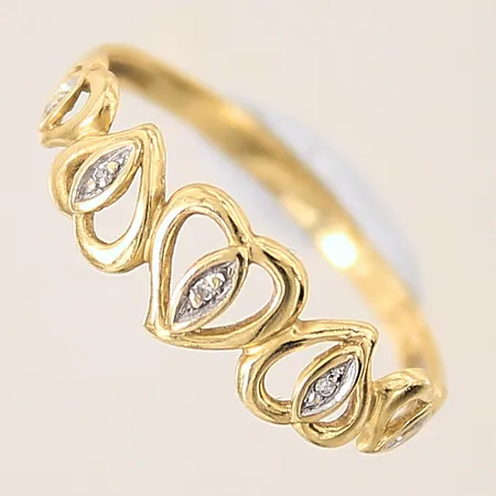 Ring med 8/8-slipade diamanter 3 x ca 0,001ct, stl 19¾, bredd 1,5-5,8mm, skev, GHA, 18K  Vikt: 1,3 g