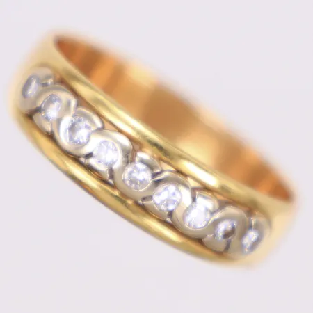 Ring med briljantslipade diamanter 0,18ctv, ca W(H)VS, stl 18, bredd 5,1mm, detalj i vitguld, gravyr, 18K  Vikt: 4,6 g