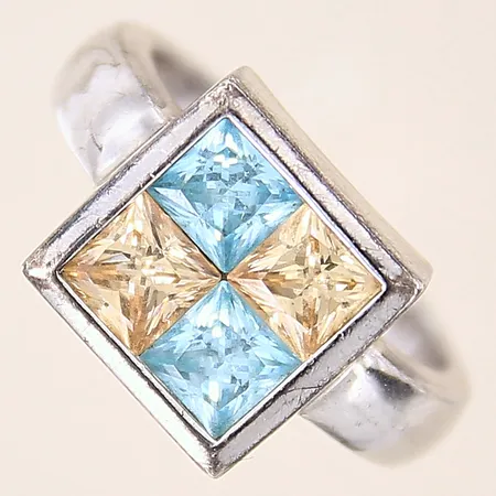 Ring med färgade stenar, stl 17½, bredd 3,8-11,5mm, silver 925/1000 Vikt: 7,5 g