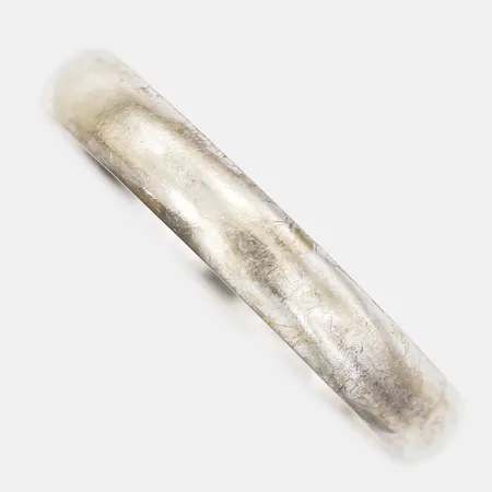 Ring, slät, stl: 18, gravyr, 18K vitguld Vikt: 1,9 g