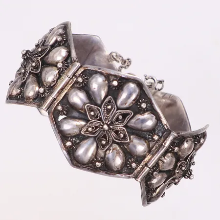 Armband, halvstelt, längd 17,5cm, bredd 36mm, 800/1000 silver Vikt: 53 g