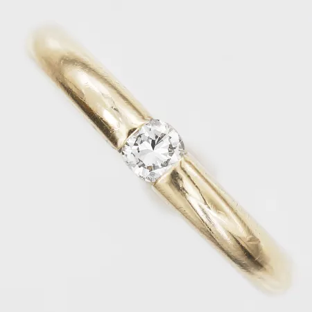 Ring med diamant 1 x ca 0,20ct, stl: 16¼, bredd: 3 mm, mindre repor, 14K guld. Vikt: 6,5 g