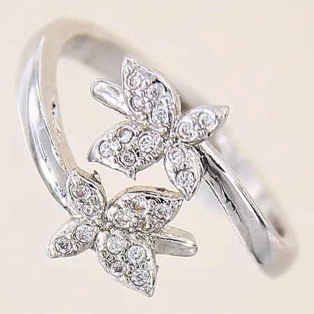 Ring med vita stenar, stl 17, bredd 2,5-14mm, silver 925/1000 Vikt: 2,7 g