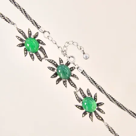 Collier med gröna stenar, troligen kalcedoner, samt markasiter, längd 36-41,5cm, mindre buckla vid lås, silver 830/1000  Vikt: 23 g