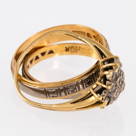 Diverse defekt/graverat guld i 18K. Vikt: 9,2g.