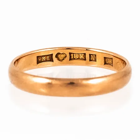 Graverad ring i 18K guld. Stl.20¼. Vikt: 3,4g.
