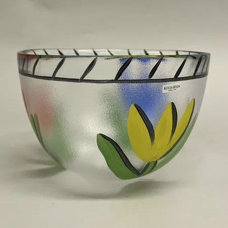 Skål, höjd 15cm, Ø22cm, Tulipa, signerad Ulrica Hydman Vallien, etikettmärkt Kosta Boda, handmålat klarglas Skickas med paket.