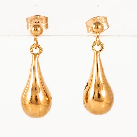 Hängande örhängen, droppar i 18K guld. De är 7 mm breda, 21 mm långa och väger 1,8g. Stämplad SSÄ, 18K.