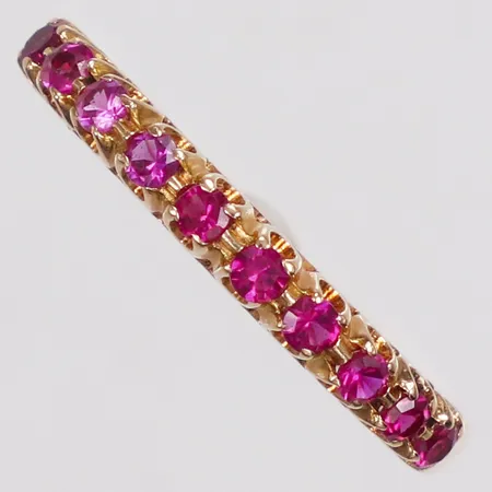 Ring, syntetiska rubiner, stl 17½, bredd 2-2,6mm, 18K Vikt: 2,1 g