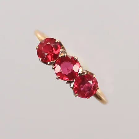 Ring med röda stenar, stl 18¾, bredd 1-5mm, 14K, bruttovikt 2,5g Vikt: 2,5 g