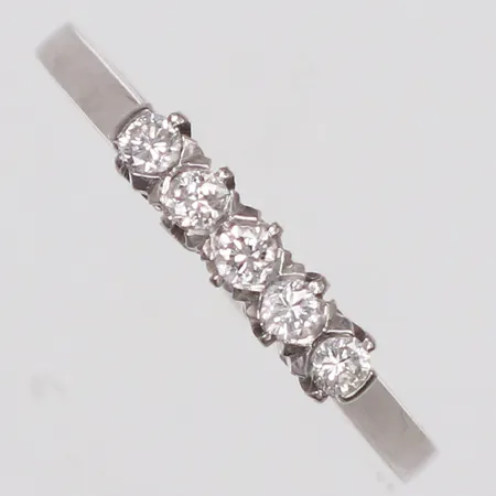 Ring, diamanter 5xca0,03ct, stl 17¾, bredd 1,5-3mm, vitguld, 18K Vikt: 2,3 g