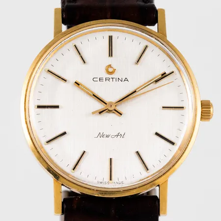 Herrur Certina New Art i 18K guld, brunt läderband. Boett Ø 33,5 mm med gravyr "För hedrande arbetsinsats...". Manuellt urverk. Repigt plexiglas. Vikt: 0 g