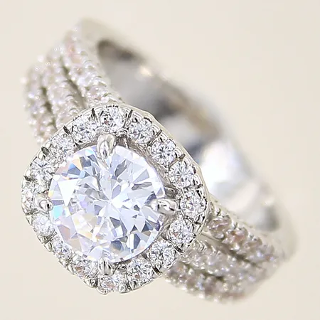 Ring med vita stenar, stl 18, bredd 4-12mm, silver 925/1000 Vikt: 6,7 g