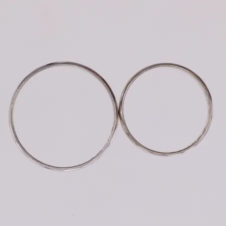 2 ringar, släta, stl 20½ respektive 17½, gravyr, vitguld 18K Vikt: 5,5 g